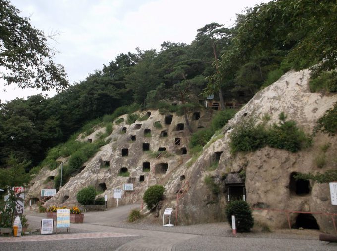 吉見百穴の入口から見た横穴墓群の岩山