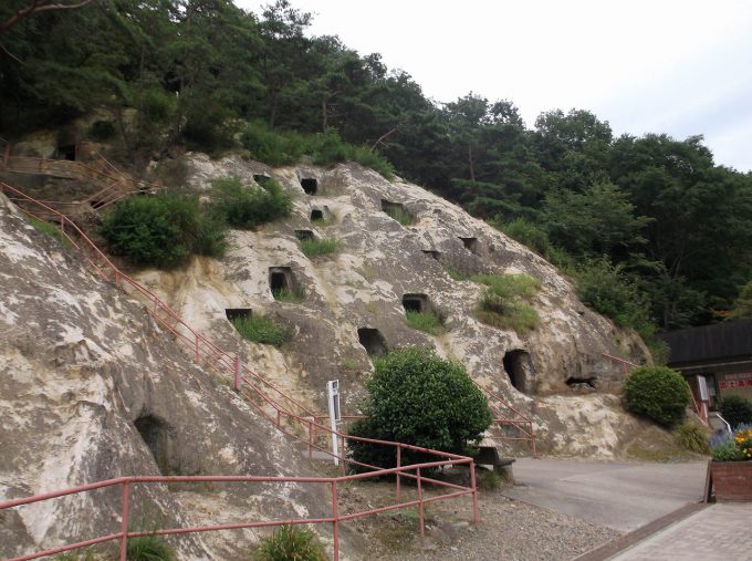斜面一面に並ぶ横穴墓