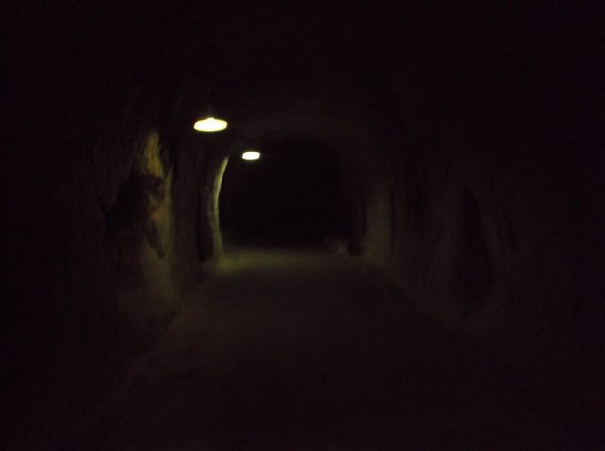 照明がともる暗いトンネル内部